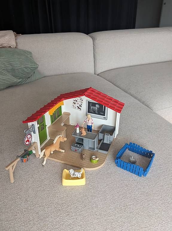 Spielzeuge: Schleich Tierarztpraxis – Gebraucht aus Bremgarten b. Bern von Kalamaki 1