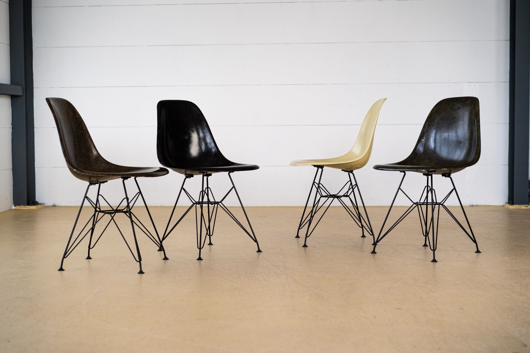 Herman Miller Stühle: Vintage Eames Fiberglas Stühle Hermann Miller - Eiffel Base – Gebraucht aus Meinisberg von atelier_TILIJA 7