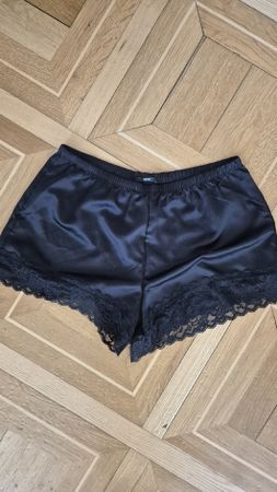 Schwarze Satin Shorts mit Spitze, Gr. S, Tezenis