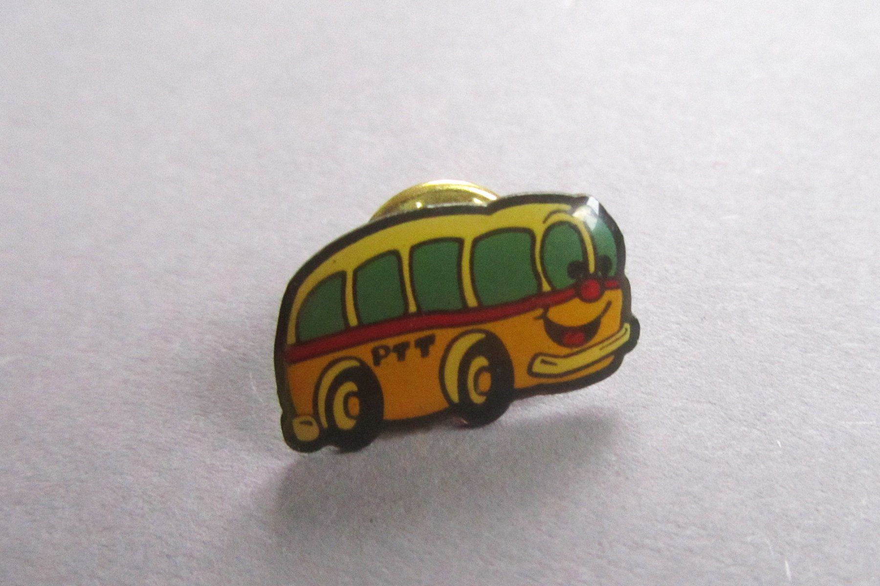 Placchette & Badge: PTT-Büssli Pin / Anstecker - Gelber Comic-Bus der Post! – Usato da Seengen venduto da mikelele