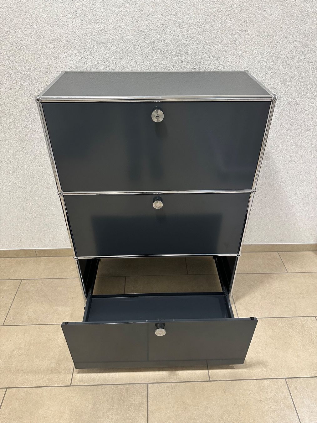 USM Scaffali: USM Highboard 1x3 Anthrazitgrau, Top Zustand – Usato da Grenchen venduto da Design-Outlet 3