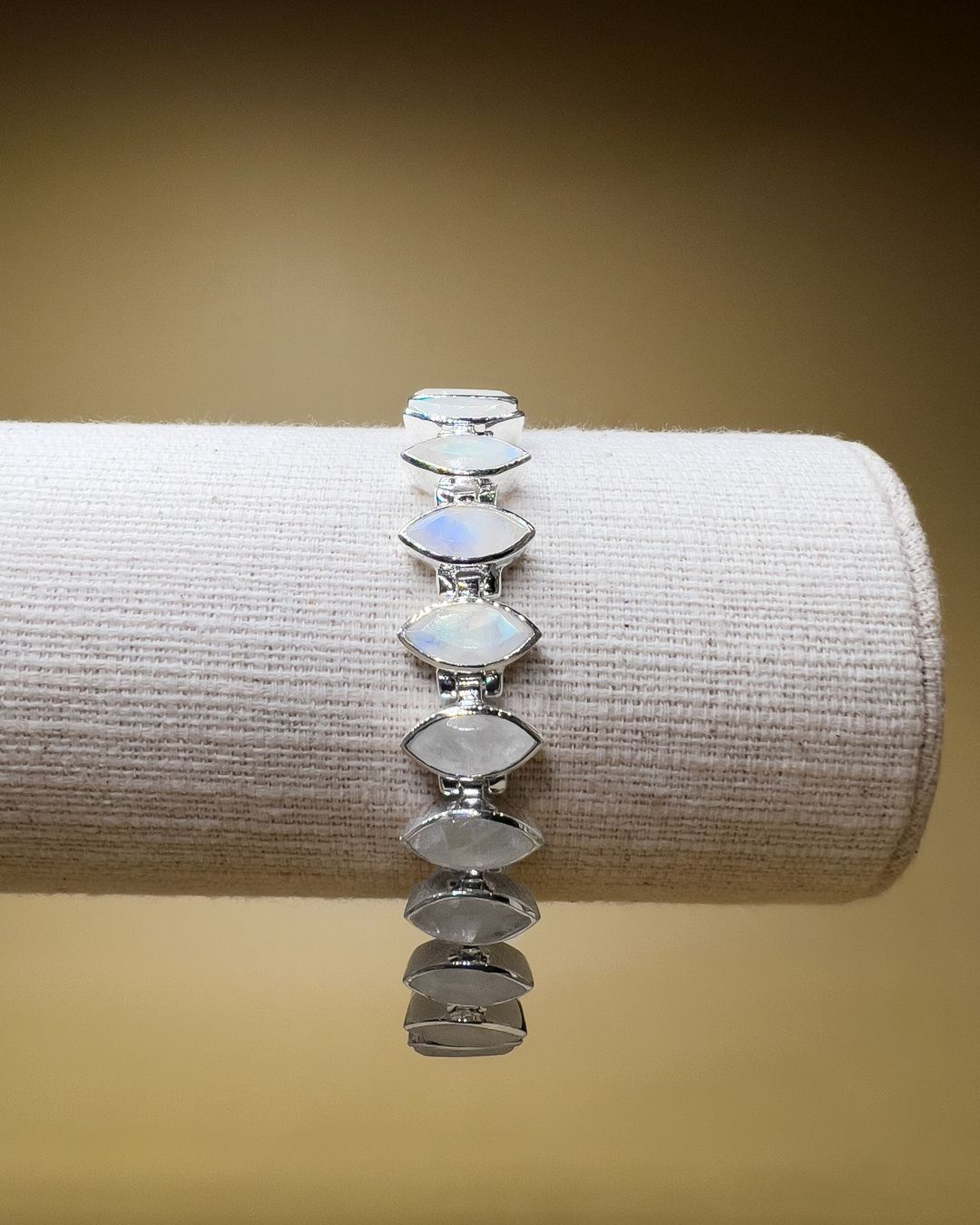 Bracciali & Braccialetti: Silberarmband mit Regenbogen Mondstein – Nuovo e nell'imballaggio originale da Schindellegi venduto da MoonAmber.schmuck 1