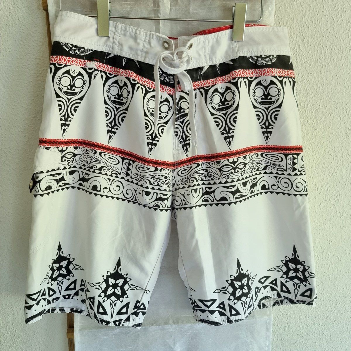 Pantaloni: Coole Long Short mit Maori Style Grösse 42 – Usato da Rupperswil venduto da moni_2024 1