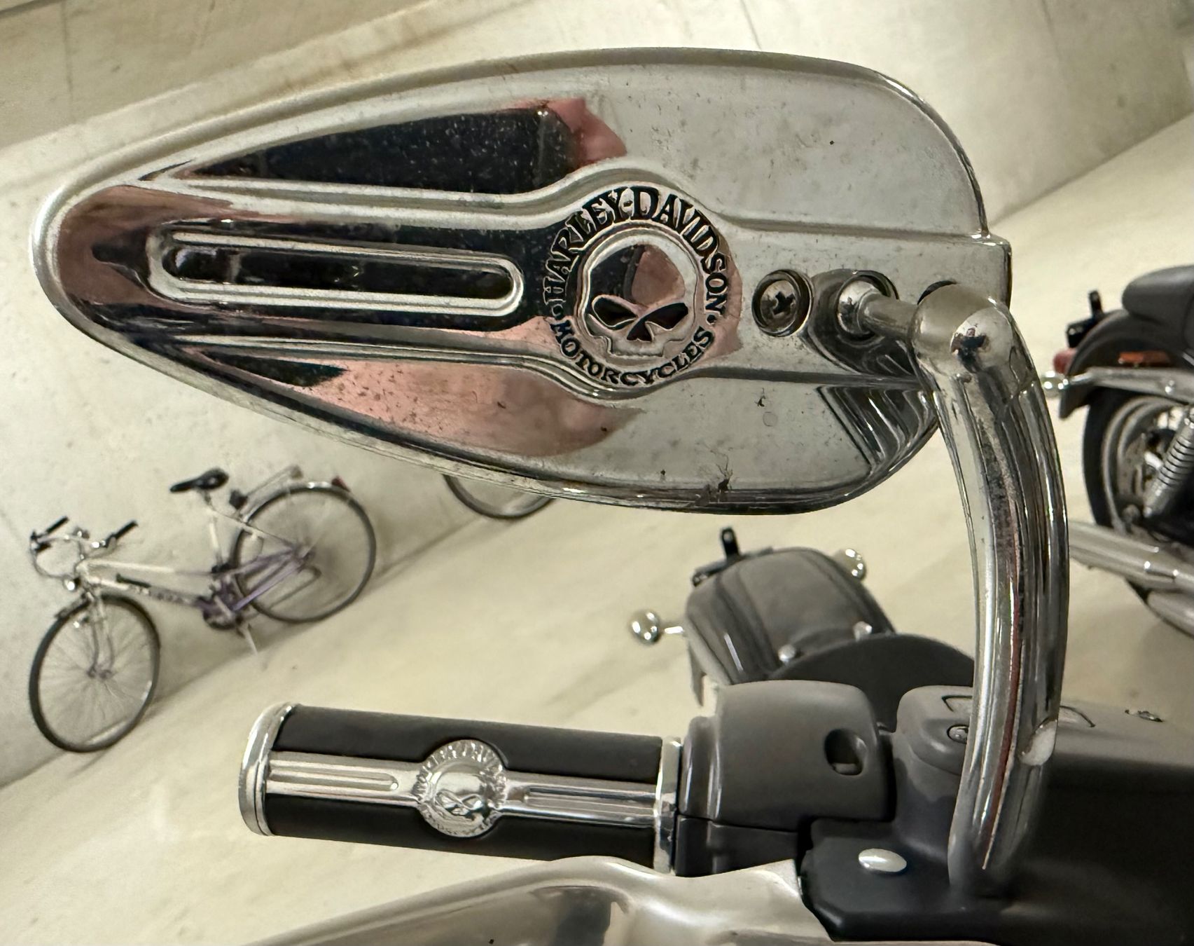 Harley-Davidson Chopper: HARLEY-DAVIDSON FLST Fat Boy mit Skull Design – Usato da Müntschemier venduto da Sarsakar 3
