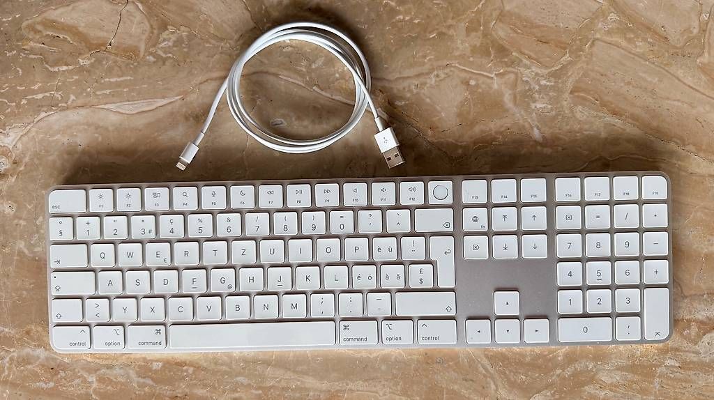 Apple Claviers: Apple Magic Keyboard Touch ID CH – D'occasion à Bilten par apollo_75