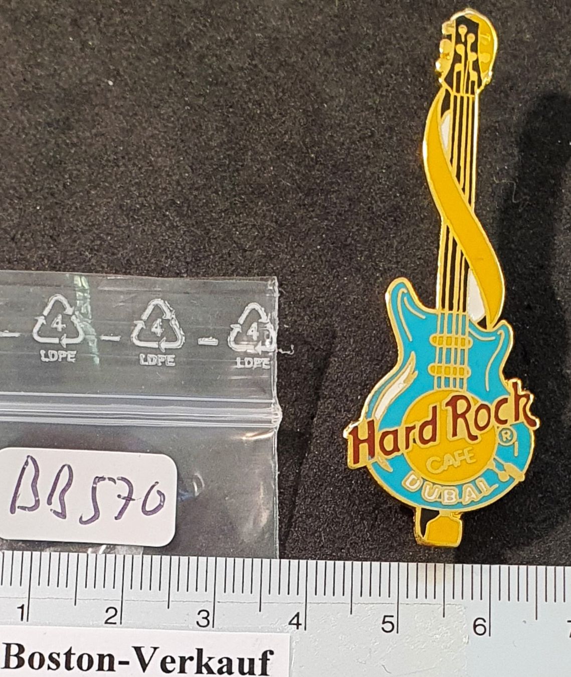 Spille & Fermagli: BB570 - Brosche Hard Rock CAFE DUBAI / Gitarre – Usato da Reinach BL venduto da Boston-Verkauf 2