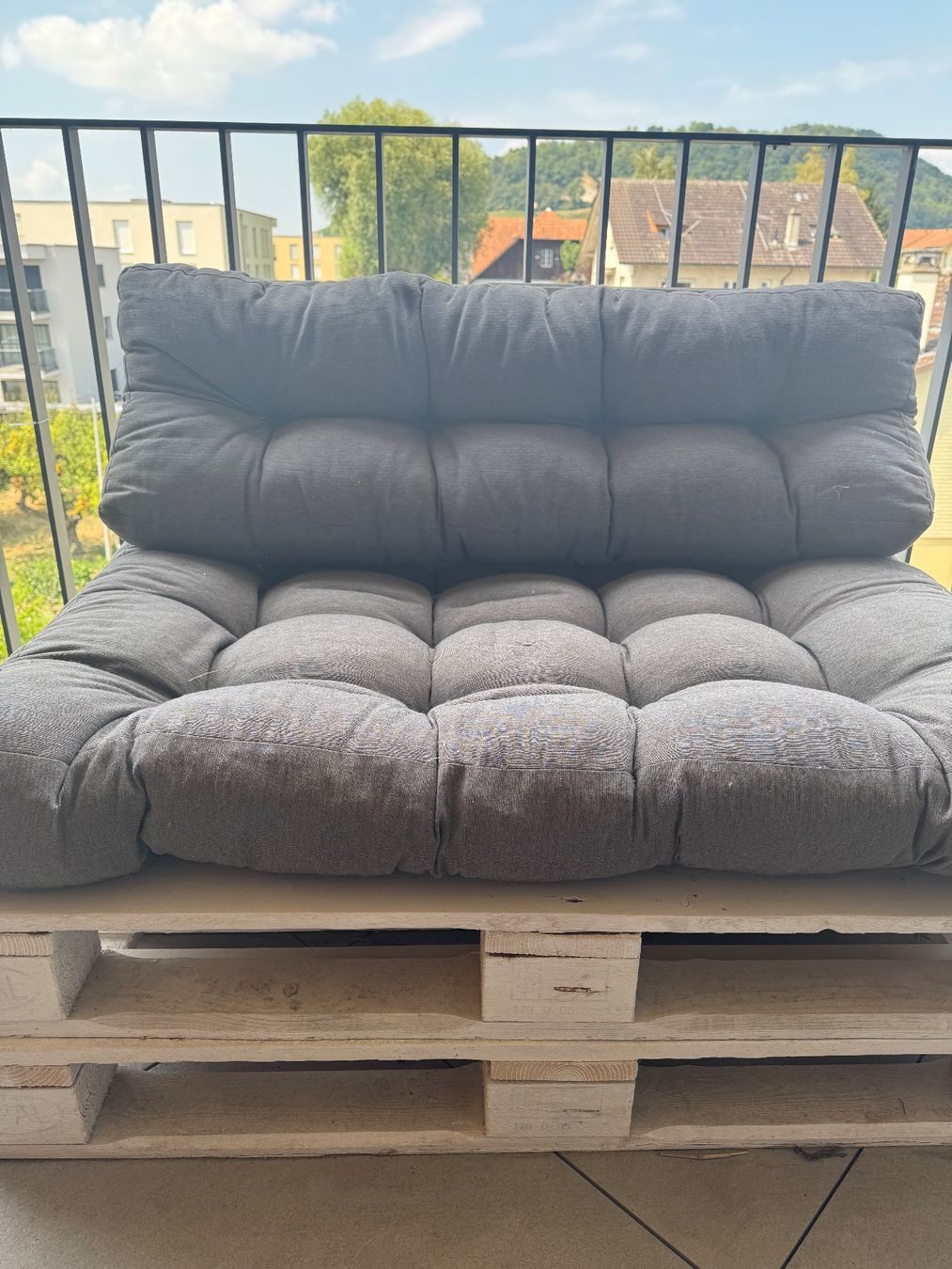 Pallets: 7 palettes + lots de coussins pour palettes – Usato da Sugiez venduto da Azeros 1