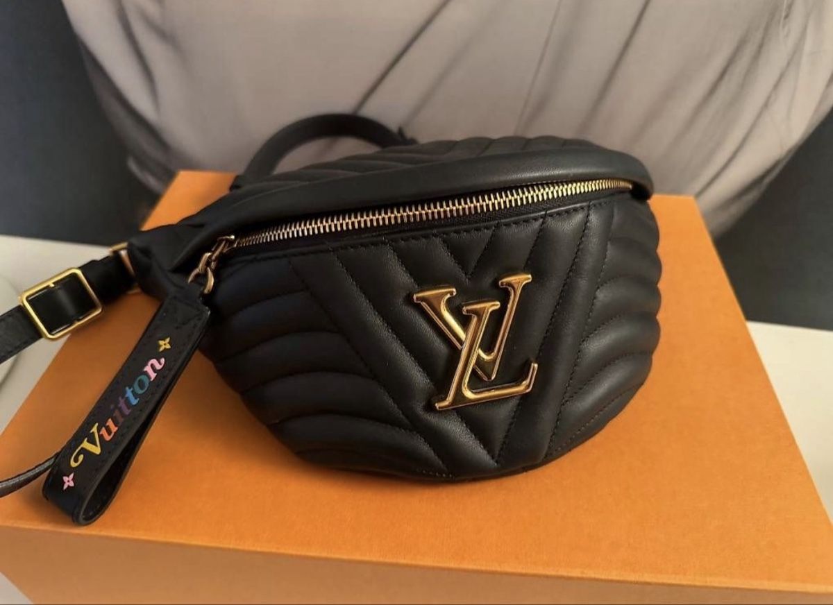 Louis Vuitton Taschen: Louis Vuitton Bumbag New Wave in schwarz – Gebraucht aus Männedorf von Jessiey
