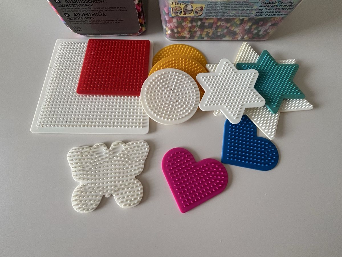 Kit bricolage: Kleine Bügelperlen mit Steckplatten – Usato da Rain venduto da Denbie 2