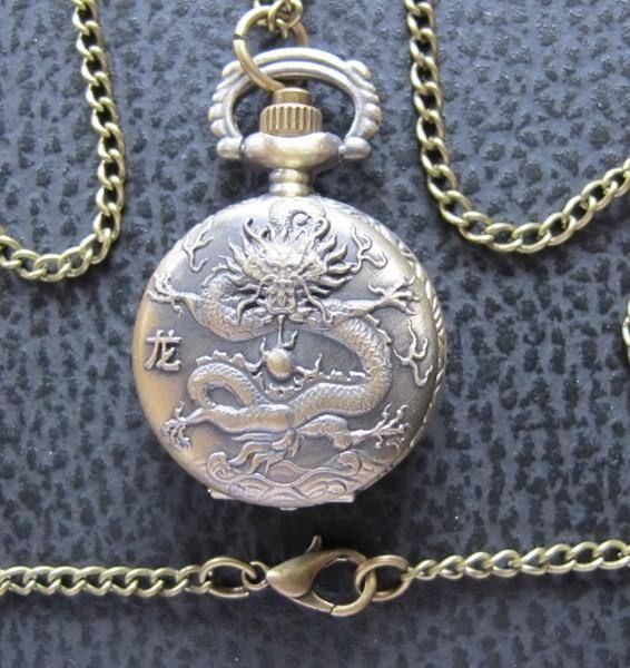 Orologi: Umhängeuhr Drachen DragonVictorian Style – Nuovo (secondo la descrizione) da Schwanden GL venduto da UHRKNALL