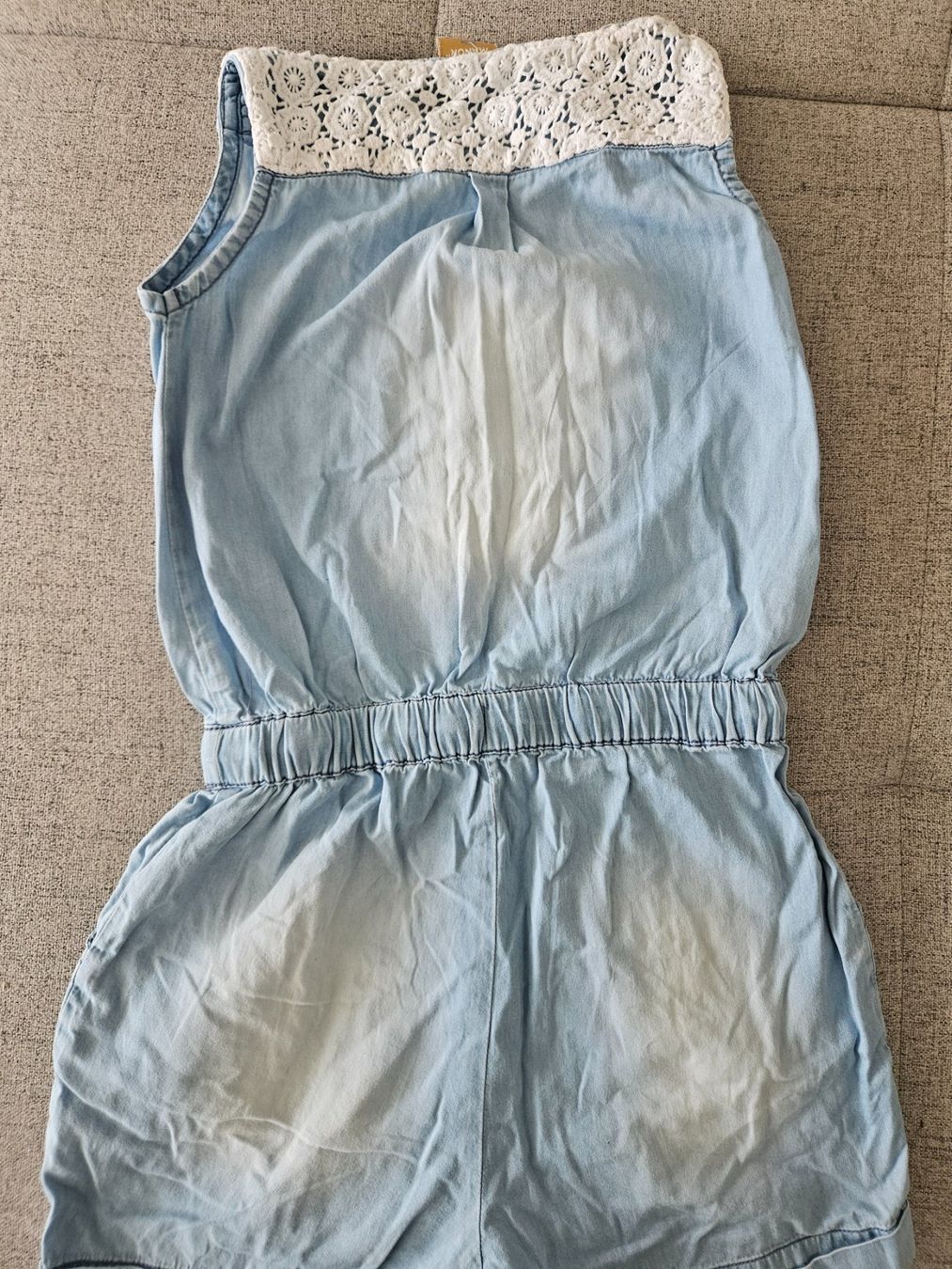 Manor Tute: Jeans Overall, kurz Gr. 122/128, hellblau mit Spitze – Usato da Bellach venduto da Chiini 2
