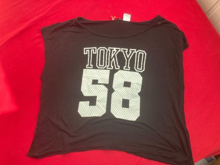 Schwarzes H&M Tokyo Shirt ca. Gr. S