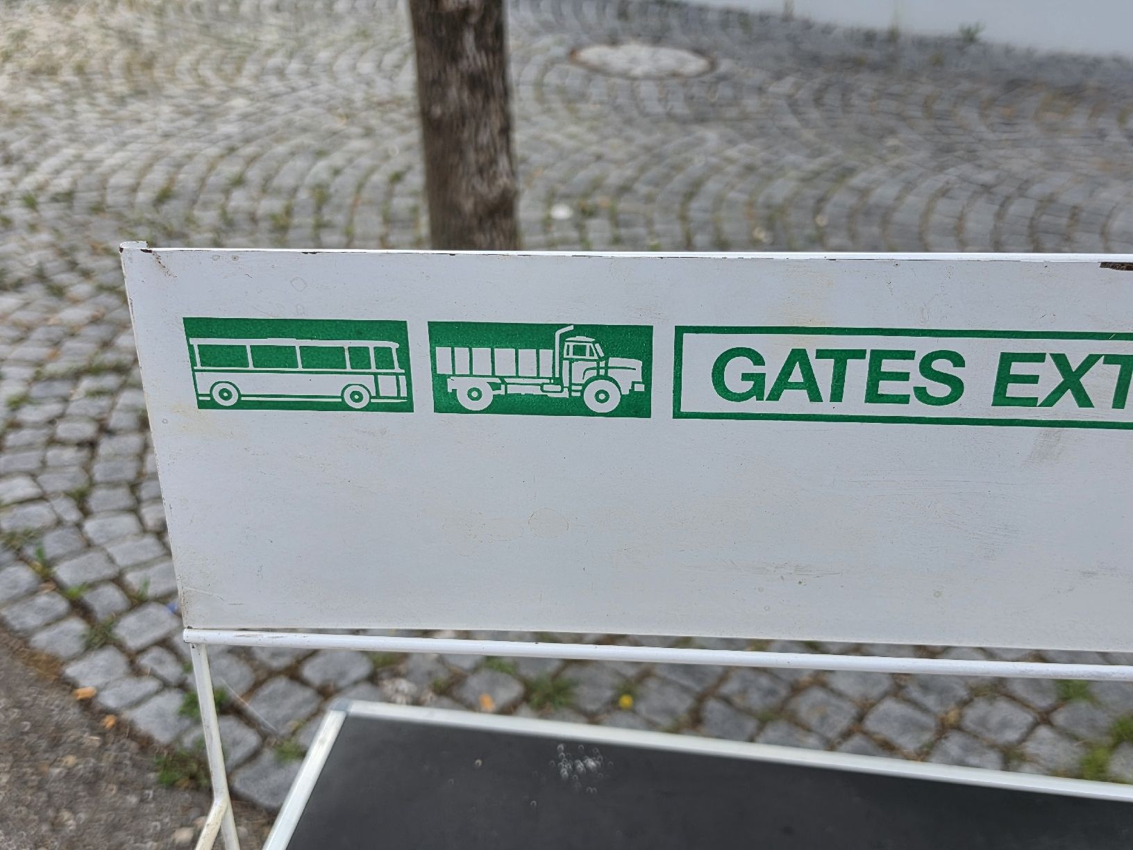 Altro in Decorazioni & Accessori: Werbeständer GATES EXTRA SERVICE weiss Metall gebraucht – Usato da Mettlen venduto da elios0888 9