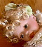 Süsse Puppe mit Spitzenkleidchen, Zustand neu