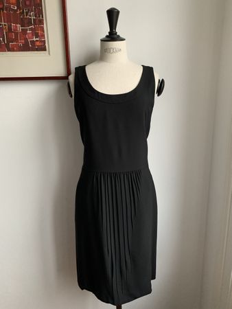 AKRIS: Neues verspieltes schwarzes Kleid, 36