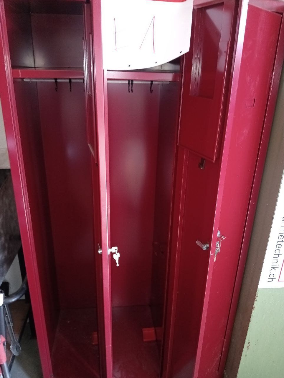 Guardaroba: Garderobe (Spind) 3 – Usato da Frauenfeld venduto da Mungg