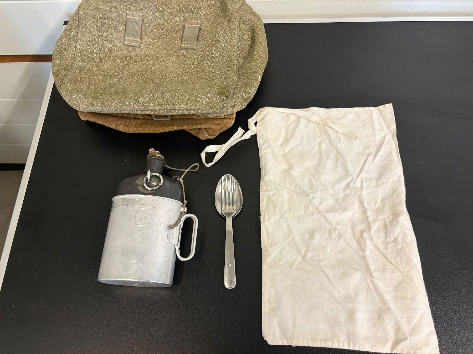 Schweizer Armee Ausrüstung & Ersatzteile: Armee Feldflasche Kochgeschirr mit Tasche gebraucht – Gebraucht aus Wiesendangen von plus-minus