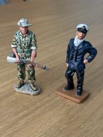 Deux figurines en plomb