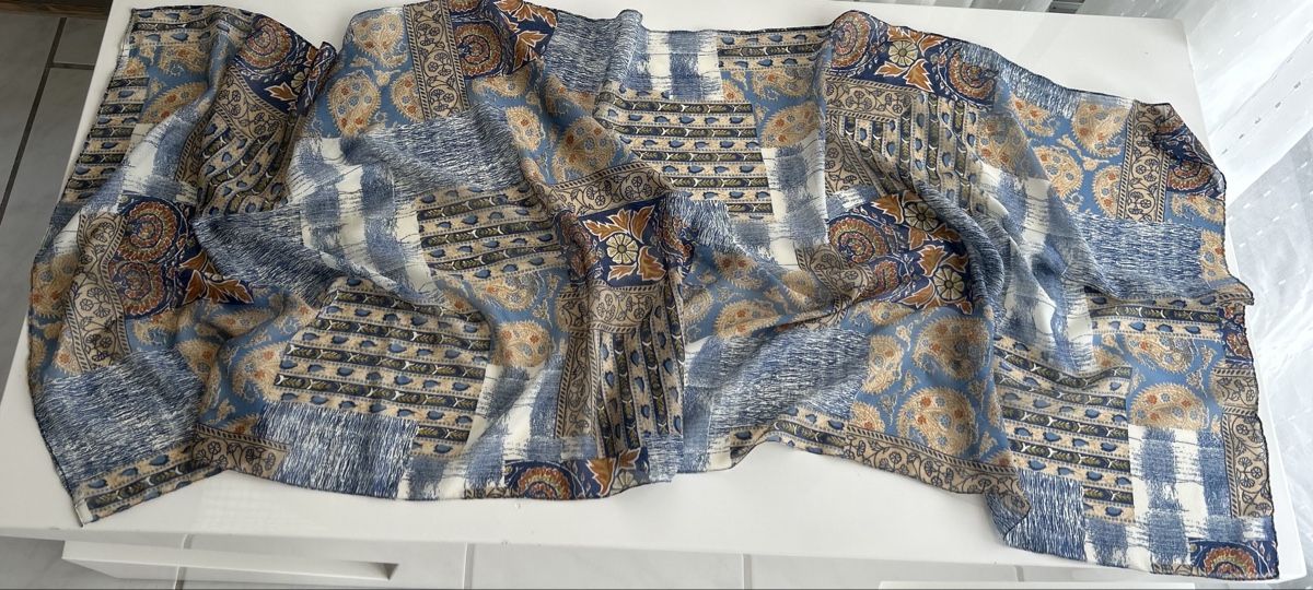 Foulard & Sciarpe: Scarf patterned blue and beige good condition – Nuovo (secondo la descrizione) da Saland venduto da ele_vc96
