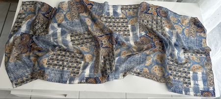 Scarf patterned blue and beige good condition