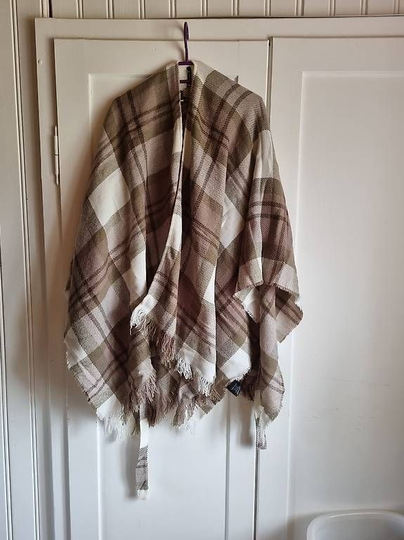 Altro in Moda donna: Ponchos in 5 Farben – Usato da Seewis Schmitten venduto da Naomi2212