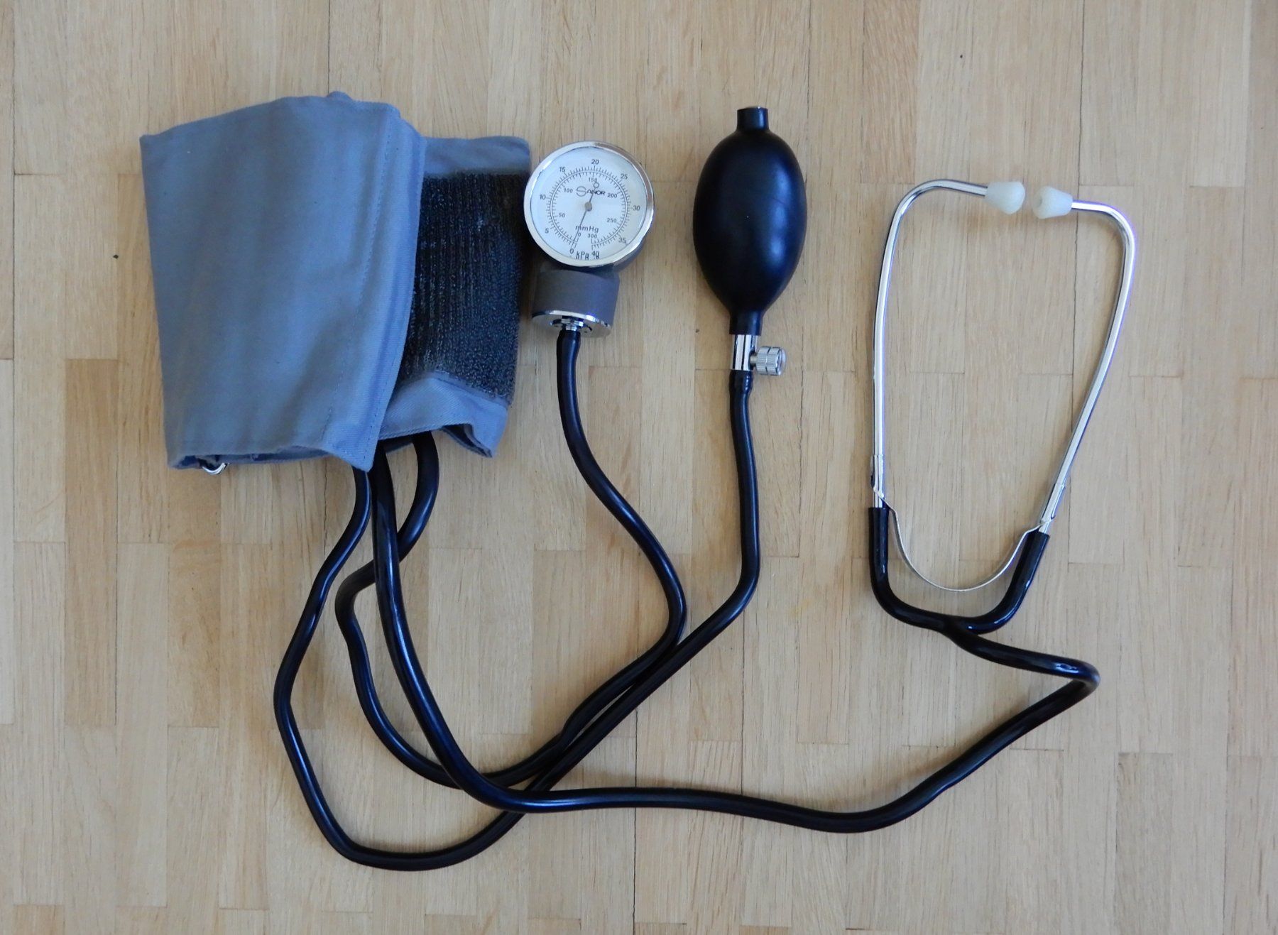 Attrezzature mediche: Blutdruckmessgerät Analog – Usato da St. Gallen venduto da Dachs330 1