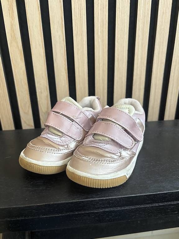 Chaussures filles: Sneaker Zara Gr.23 – D'occasion à Benken ZH par kbu_n2fl