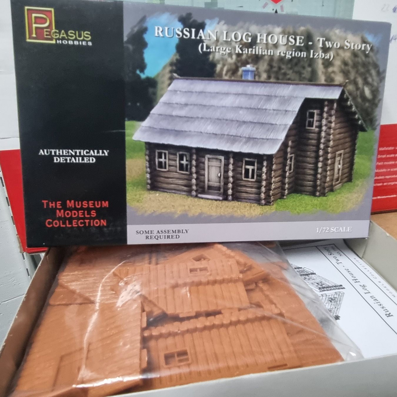 Kit di modellismo & Modellini statici: Pegasus Holzhaus 1:72 Russisch – Nuovo (secondo la descrizione) da Männedorf venduto da Modellbau-wyss