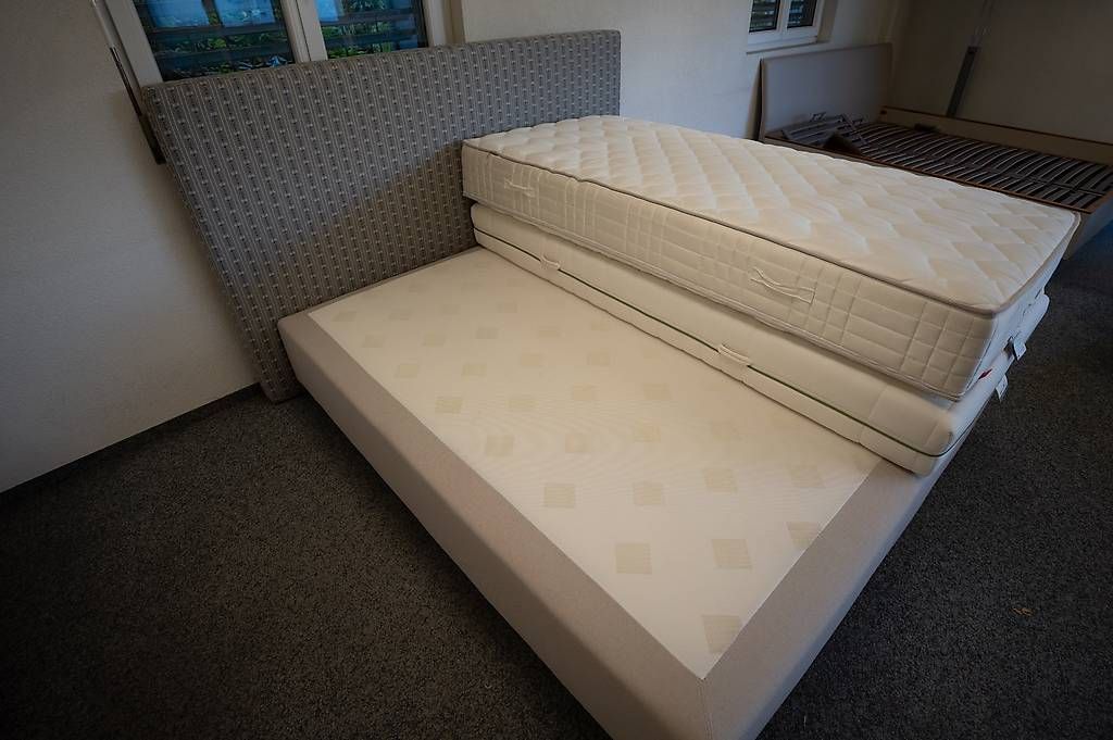 Betten: Doppelbett mit gemustertem Kopfteil mit oder ohne Matratzen – Neu und originalverpackt aus Ittigen von jos_fsm8 1