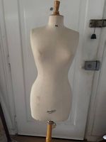 Ancien mannequin Juvénia et tête à chapeau