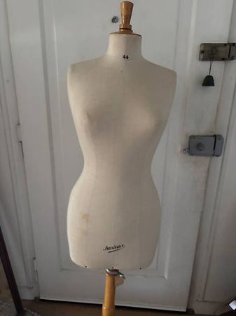 Ancien mannequin Juvénia et tête à chapeau