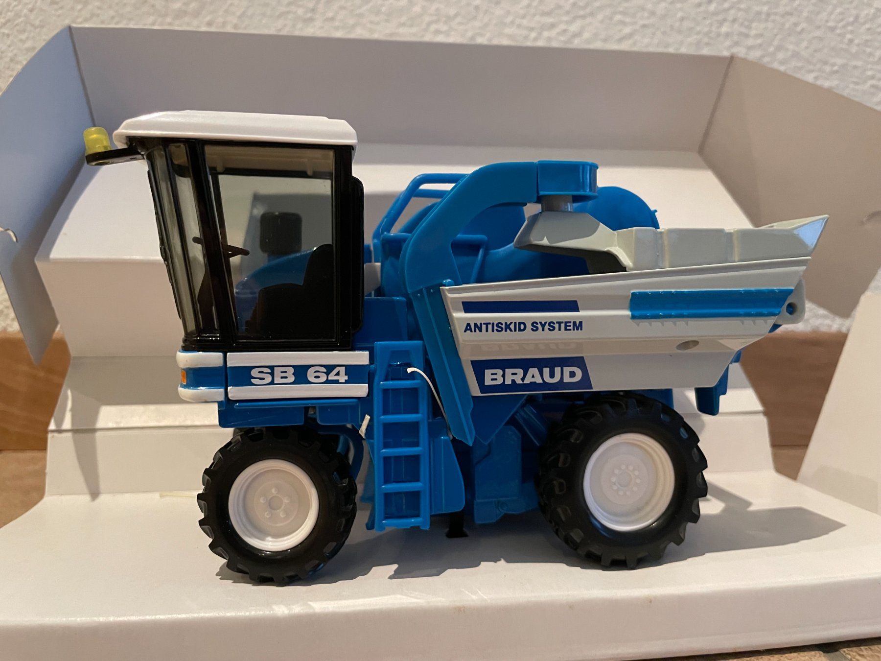 Siku Kit di modellismo & Modellini statici: SIKU Traubenvollernter Braud SB 64 – Nuovo e nell'imballaggio originale da Kreuzlingen venduto da Stefan1150