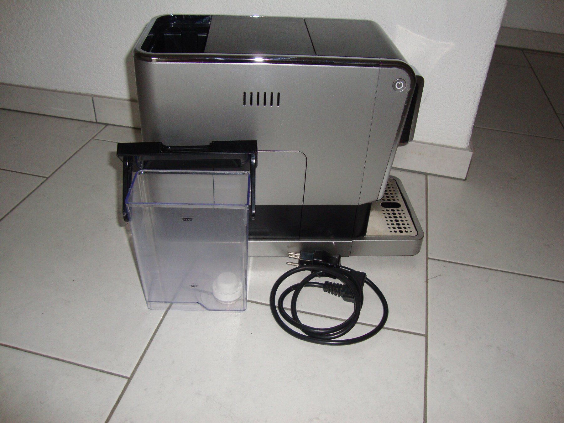 Tchibo Macchine per caffè & Macchine per espresso: Tchibo Kaffeevollautomat Esperto Caffé – Usato da Wil SG venduto da Nindli 1