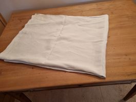Weisse Leinentuchdecke bestickt mit Monogramm CR