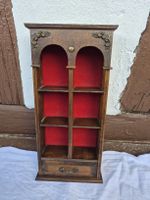 Miniatur Regal Holz mit rotem Hintergrund