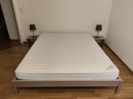 Schlafzimmer-Set: Bett 160cm, Matratze, 2 Tische & Lampen