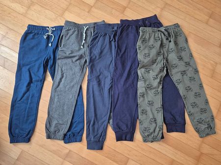 5 Trainerhosen Grösse 128 von Migros Kids