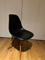 Original Vitra Eames DSW Stuhl – Schwarz mit Holzbeinen