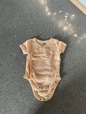 Süsser Baby Body Grösse 80, hellorange, Top Zustand!