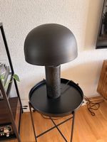 Stylische Lampe mit Marmorsockel