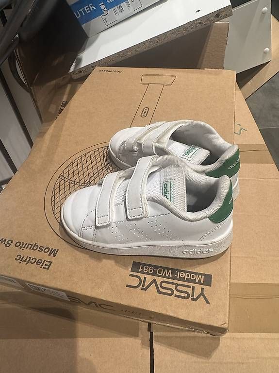 Schuhe für Jungen: Chaussures adidas 26 – Gebraucht aus Vouvry von gra_vtp7