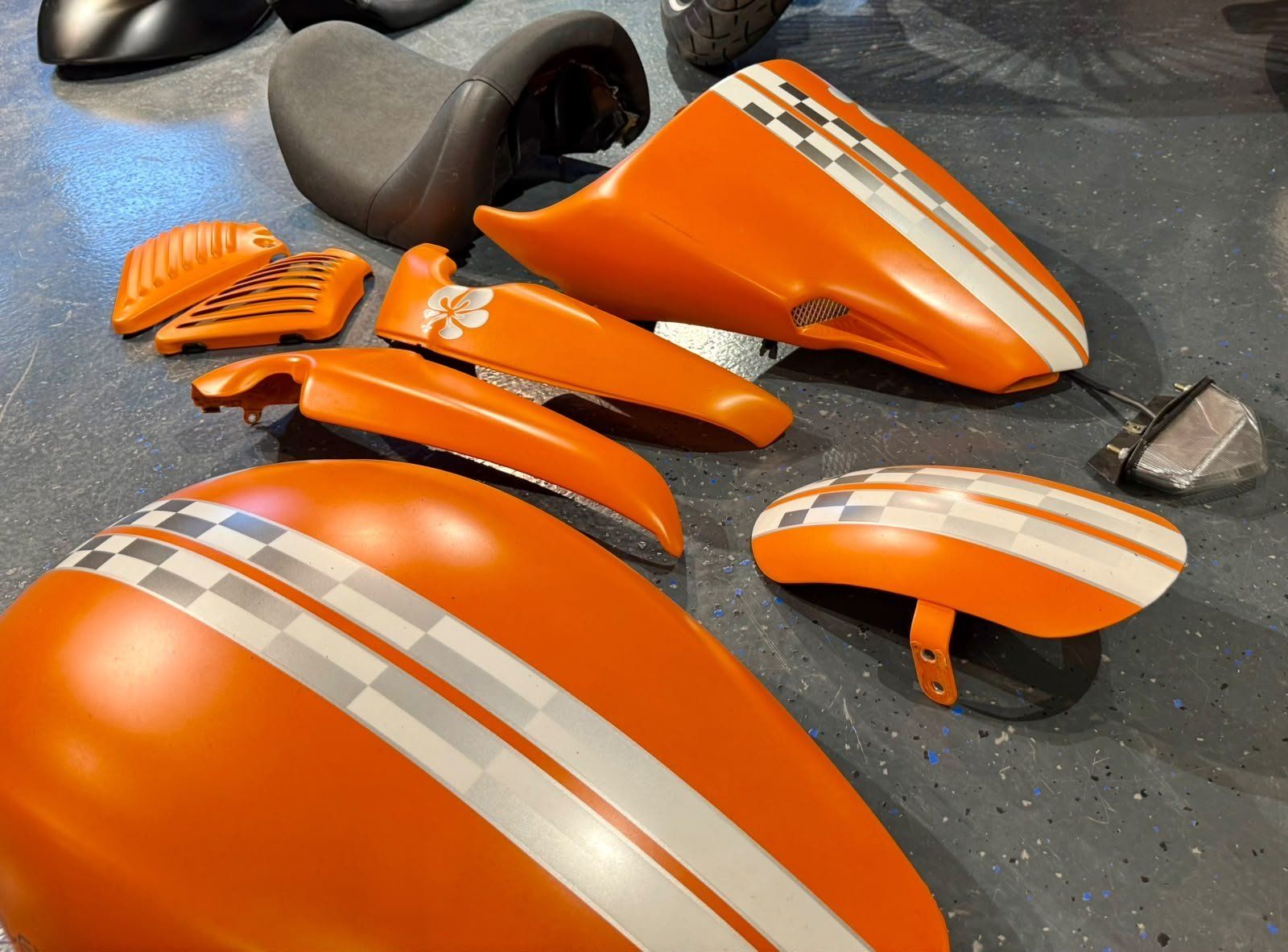 Harley-Davidson Tutti i ricambio per moto: Harley-Davidson V-Rod Custom Umbau-Kit / Bodykit – Usato da Wetzikon ZH venduto da SLCMotorbike 4