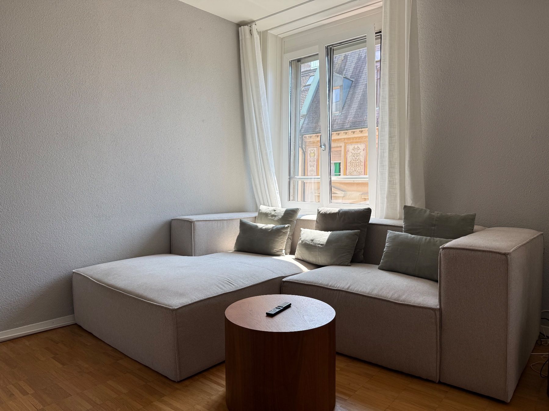 Sofas: Beige Sofa with Chaise Lounge – Neu (gemäss Beschreibung) aus Zürich von alv_8v9b 1