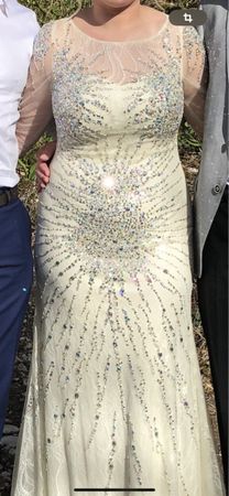 Cremefarbenes Hochzeitskleid
