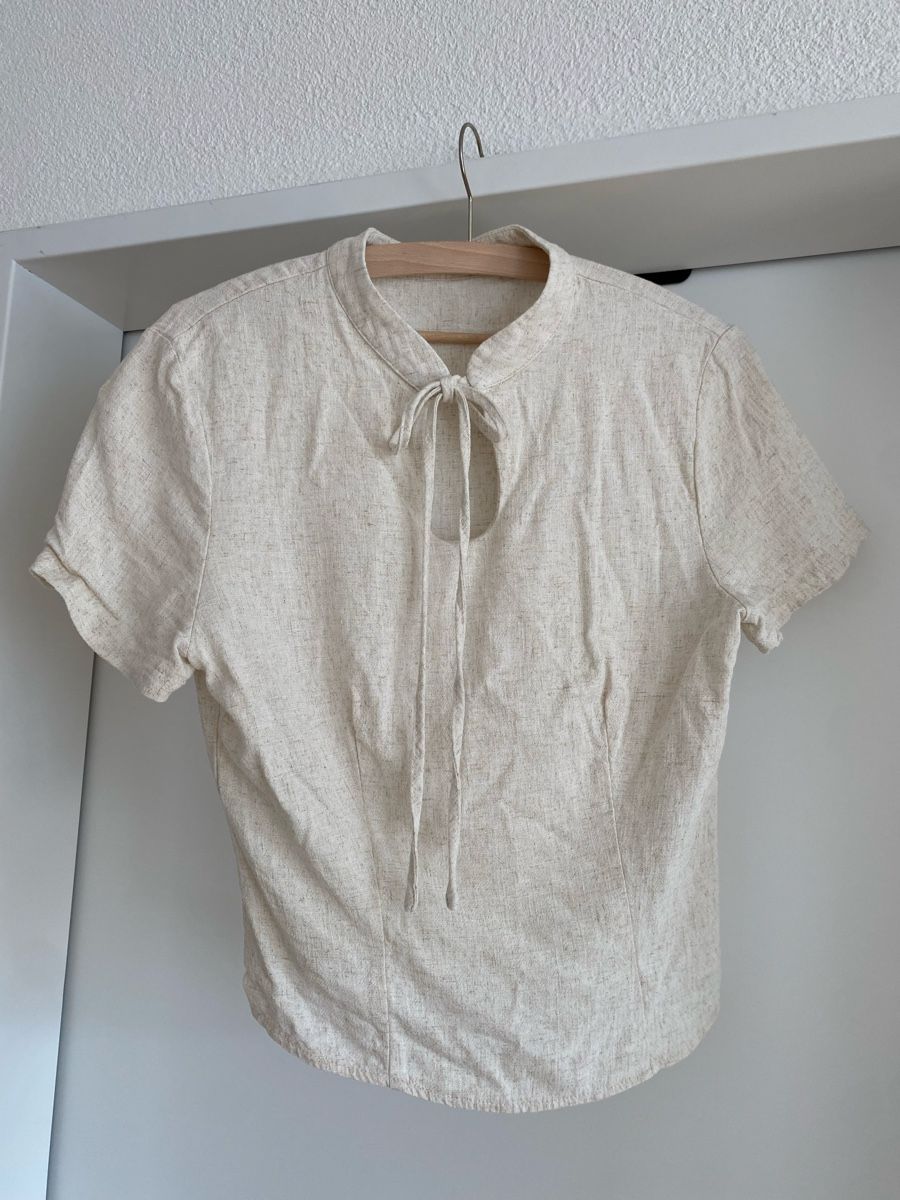 Camicette: Damen Bluse kurzarm beige mit Bindeband  aus Leinen – Usato da Emmen venduto da Linda-Bachmann