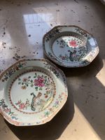 Paar 2 antike chinesische Famille Rose Teller “Doppelpfau”