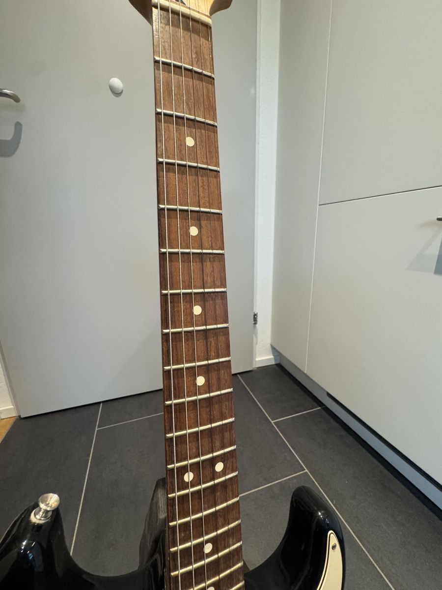 Fender Strumenti musicali: E-Gitarre Fender Stratocaster schwarz – Usato da Uster venduto da brownii.97 5