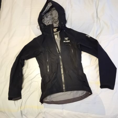 schwarze Regenjacke Hardshelljacke Arc’teryx Damen
