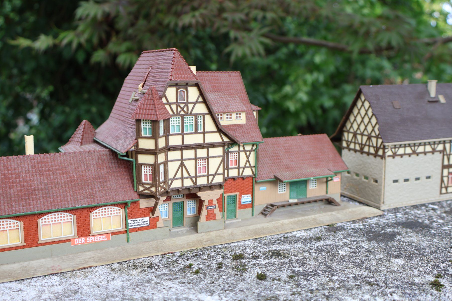 Faller Modellini di ferrovie: Faller Bahnhof Set + Nebengebäude H0 - schöne Modelle – Usato da Winterthur venduto da Monstera 5