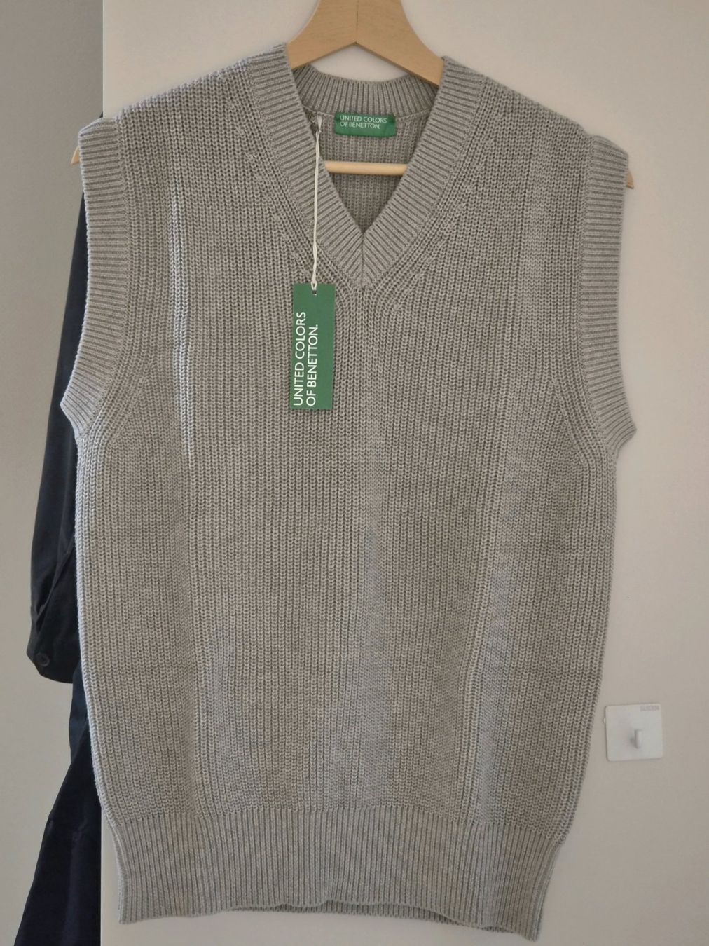 Benetton Gilets & Westen: Strickgilet in Hellgrau – Neu und originalverpackt aus Zürich von New_username 1